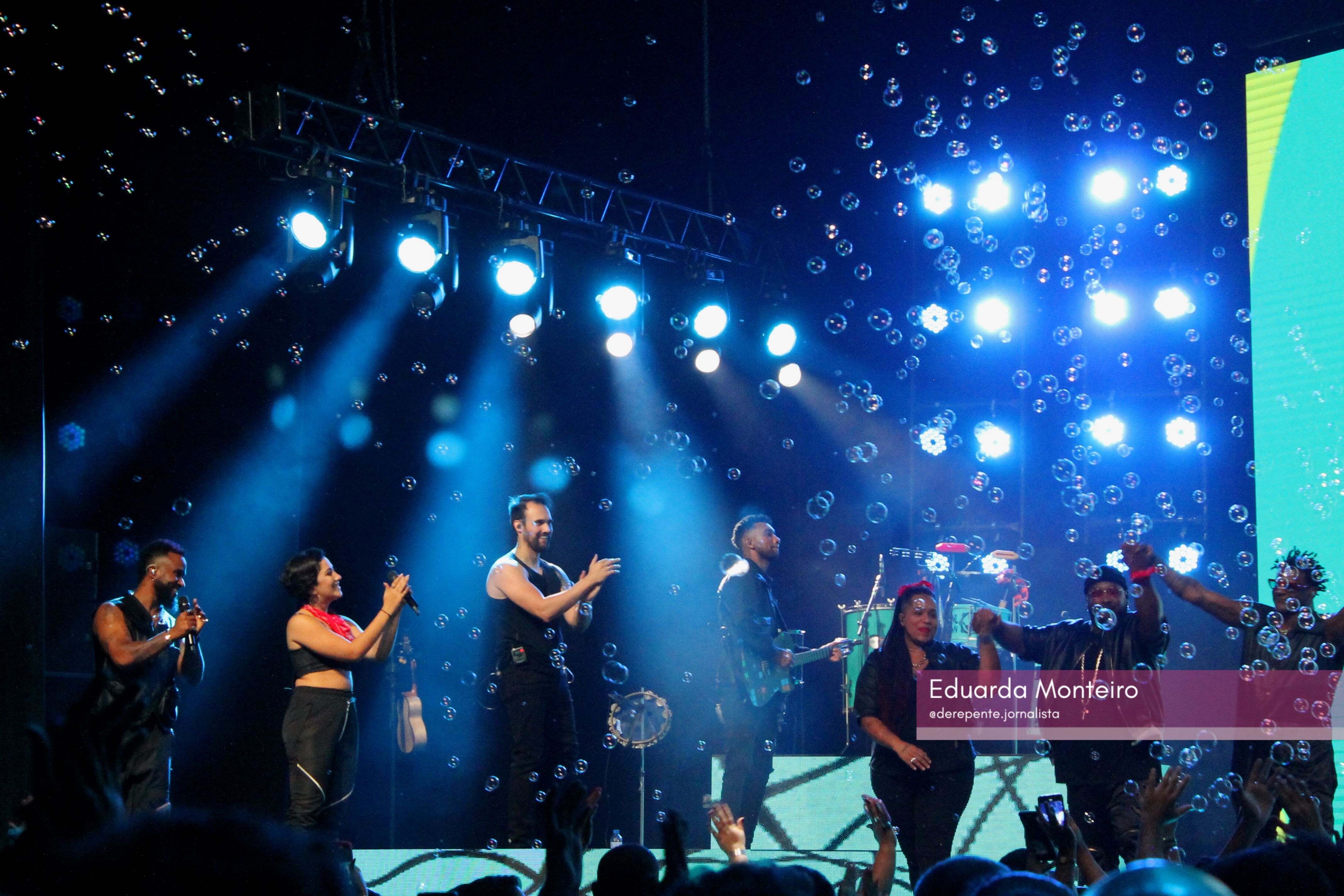 Dilsinho  e sua banda no palco do Qualistage (Foto: Eduarda Monteiro) Lorena Bueri