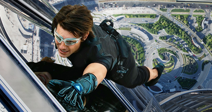 Tom Cruise escalando prédio com luvas tecnológicas no novo filme. (Foto: Reprodução/Magazine.HD) Lorena Bueri