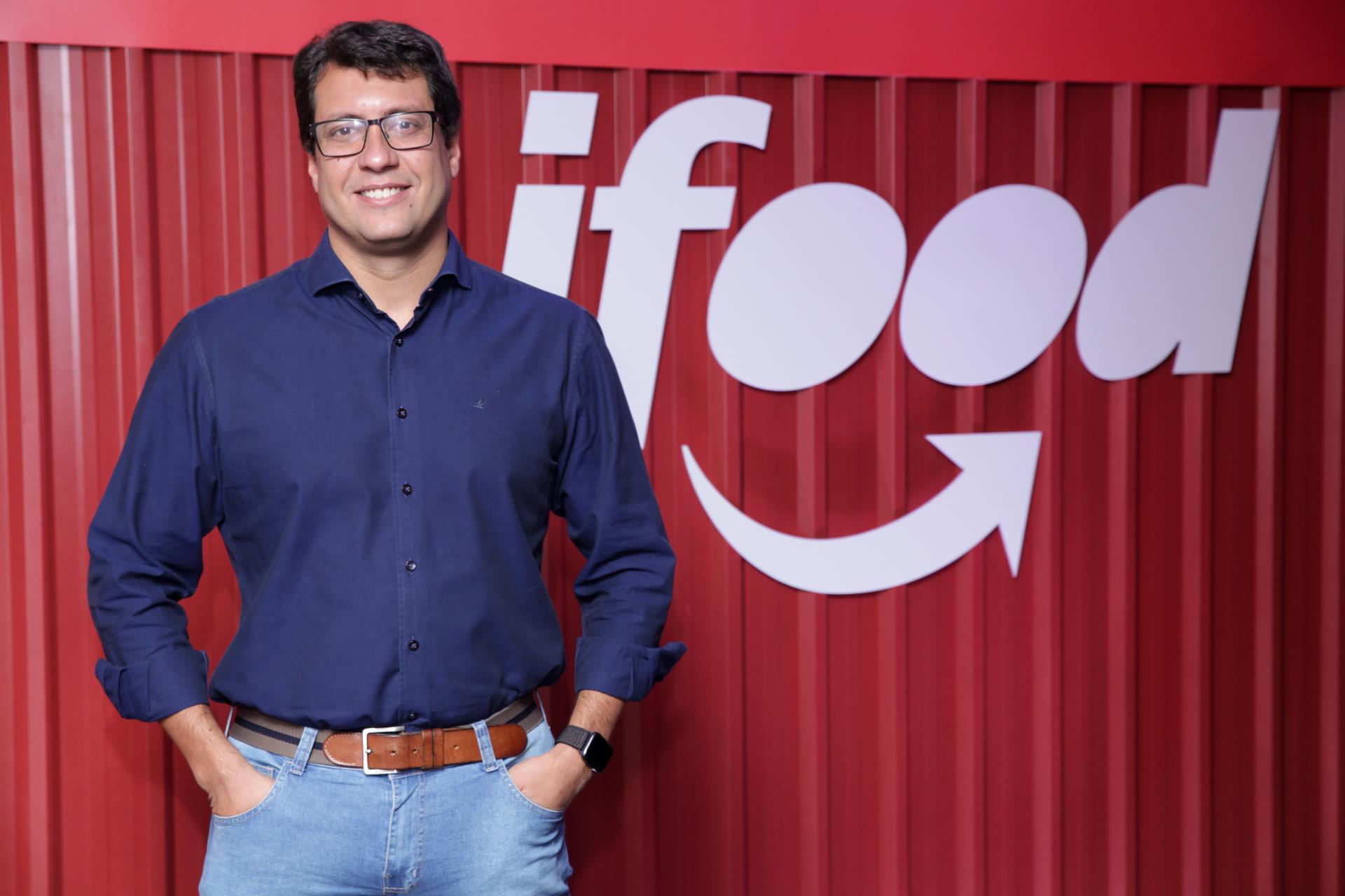 empresário em frente ao logo do ifoood