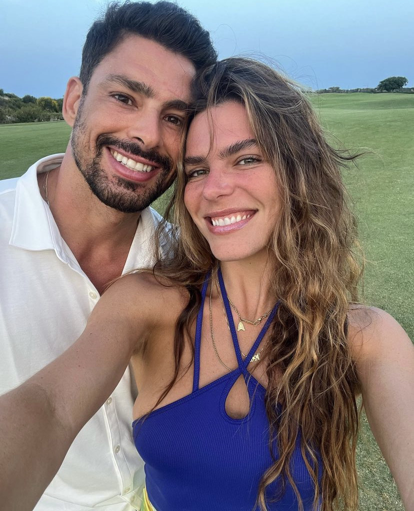 Mariana e Cauã sorrindo enquanto tiram selfie (Reprodução/Instagram)