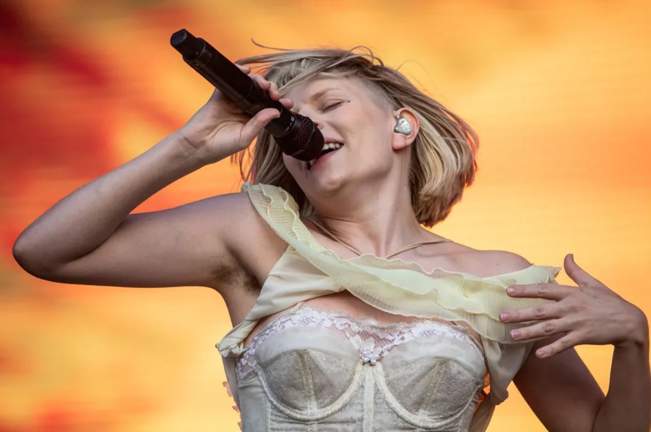 Aurora leva multidão ao Lolla e deixa de fora hit de Deus Salve o