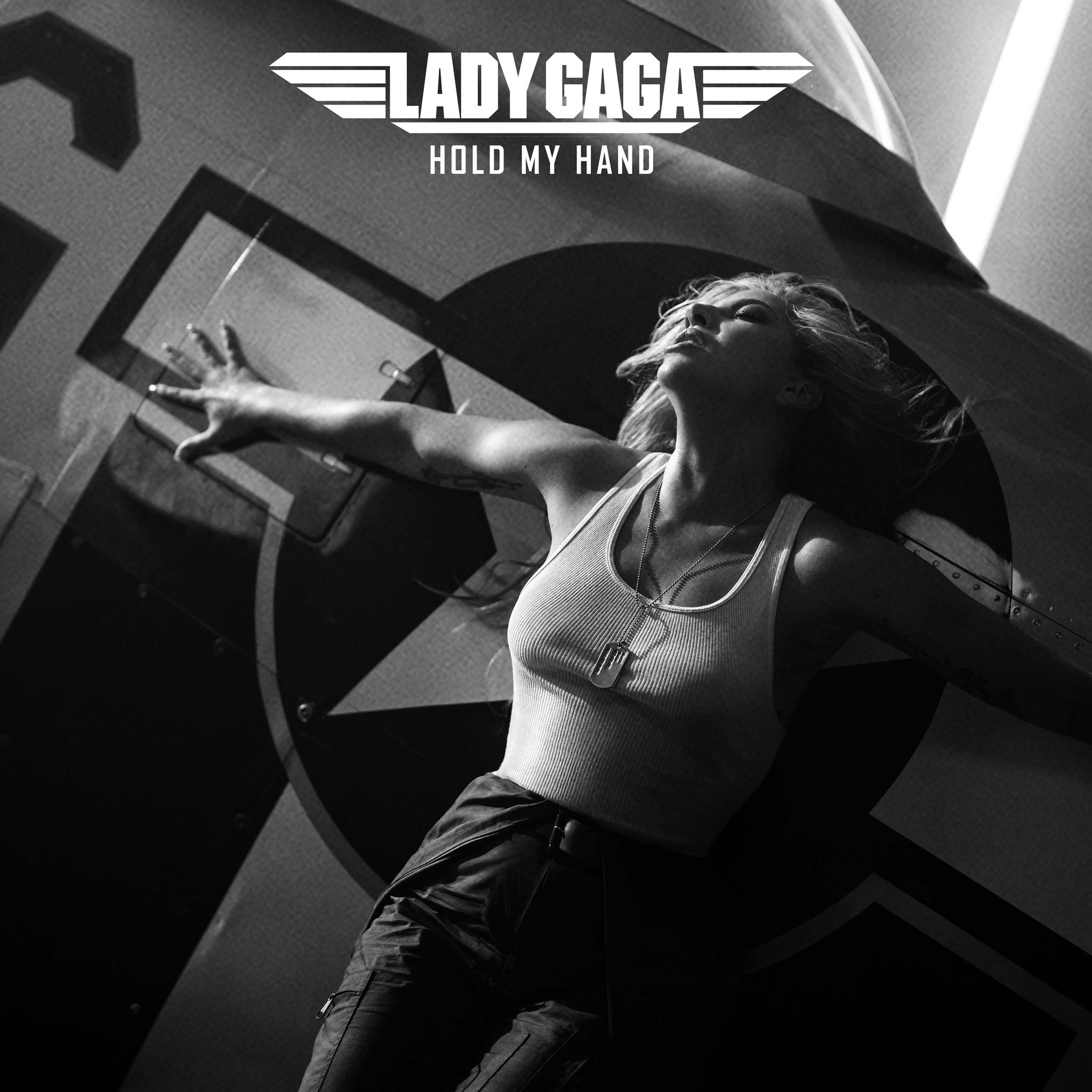 Capa de 'Hold My Hand', de Lady Gaga (Reprodução/Twitter) Lorena Bueri