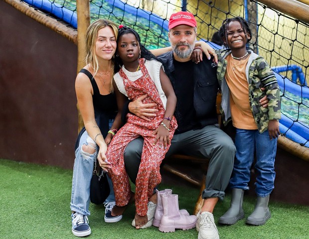 Giovanna Ewbank e Bruno Gagliasso com os filhos Titi, Bless e Zyan (Foto: Reprodução/Instagram)