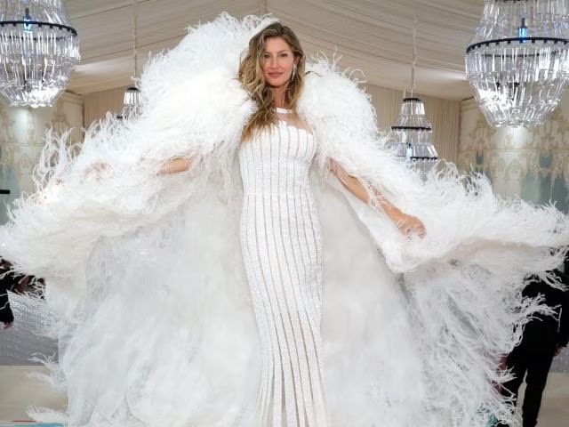 Gisele brilha no Met Gala com vestido de tule de seda branca e plumas da Chanel (Reprodução/Getty Images)