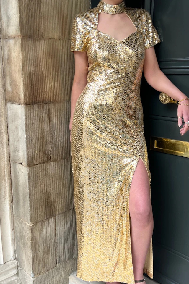 Vestido dourado de grife de Helen Mirren também está disponível para aluguel (Foto: Reprodução/By Rotation)