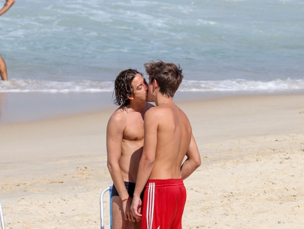 Jesuíta Barbosa troca beijos com rapaz no Rio (JC Pereira/AgNews) Lorena Bueri
