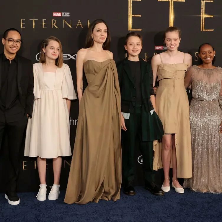 Angelina Jolie e as filhas na estreia do filme Eternos. Reprodução/Instagram