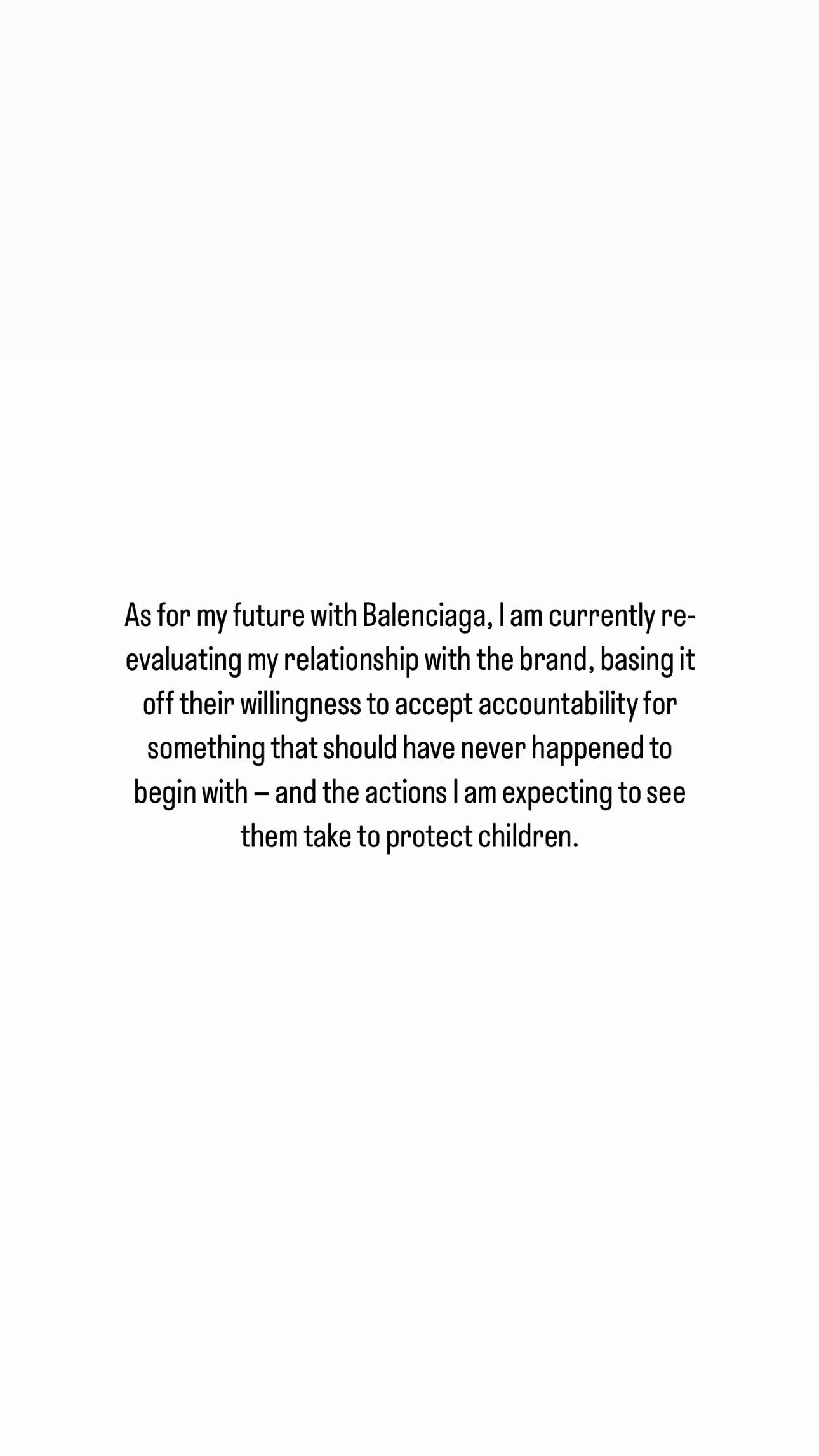 Kim Kardashian declara que está reavaliando seu relacionamento com a Balenciaga. (Reprodução/Instagram) Lorena Bueri