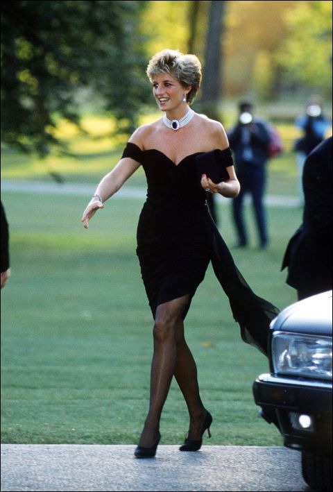 Princesa Diana com seu vestido preto no dia da assinatura do divórcio - Reprodução/FashionistasDePlantão Lorena Bueri
