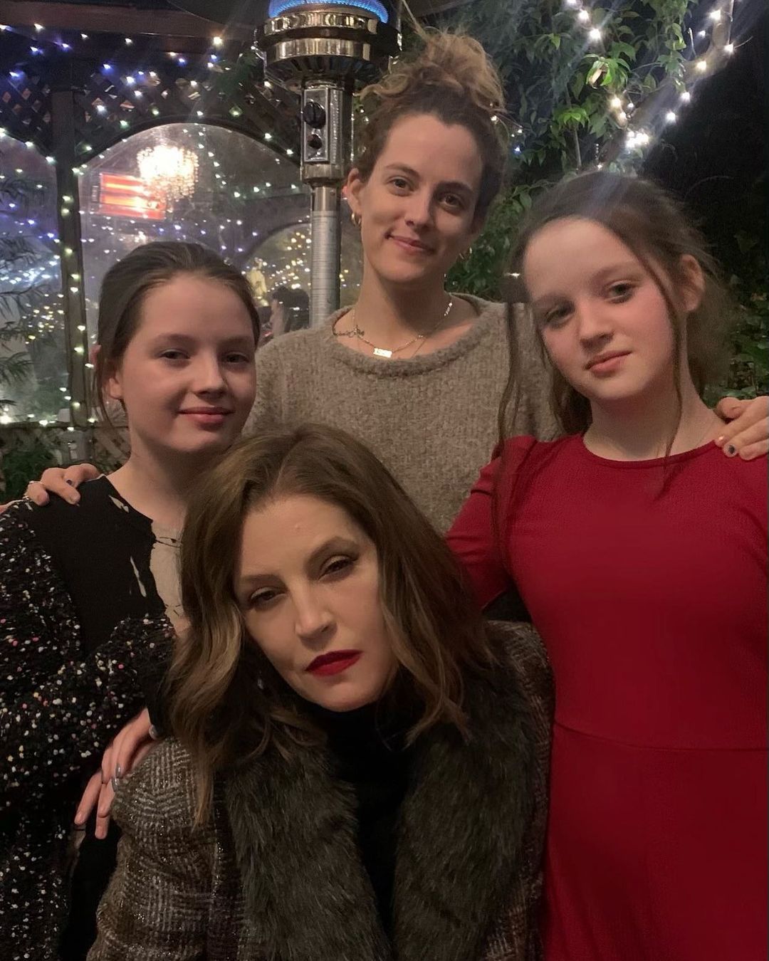 Lisa Marie Presley com as filhas Riley Keogh e as gêmeas Finley e Harper Lockwood.