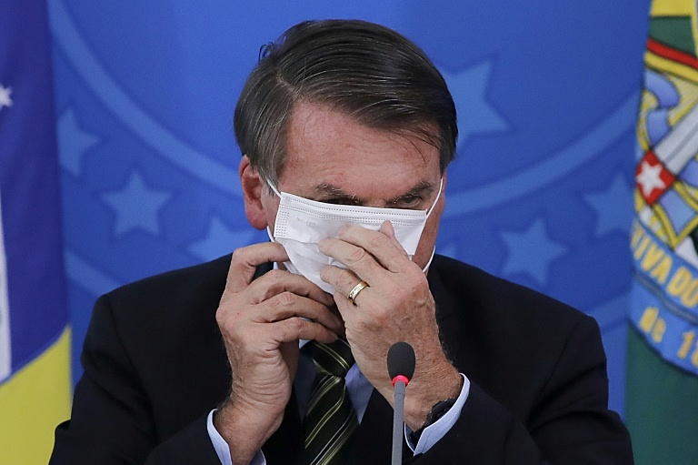 Ex-presidente_Jair Bolsonaro_Colocando_Máscara_em_evento_no_Palácio_do_Planalto