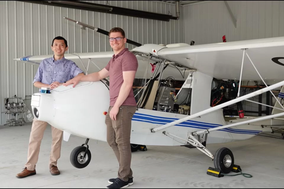 Jeremy Wang e Carl Pigeon com a aeronave