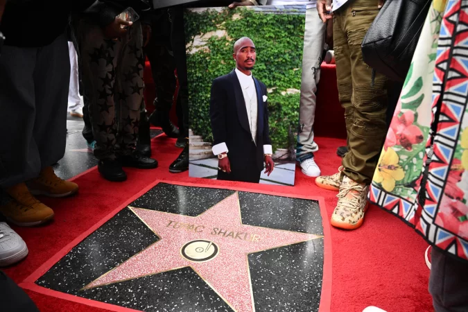 Tupac rebece estrela na Calçada da Fama de Hollywood. (Foto: Reprodução/Jovem Pan. 