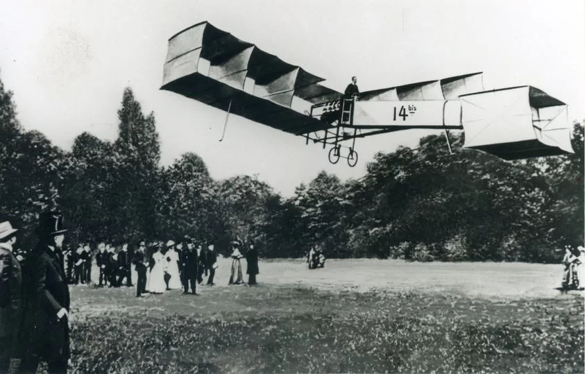 Santos Dumont durante o voo do 14-Bis