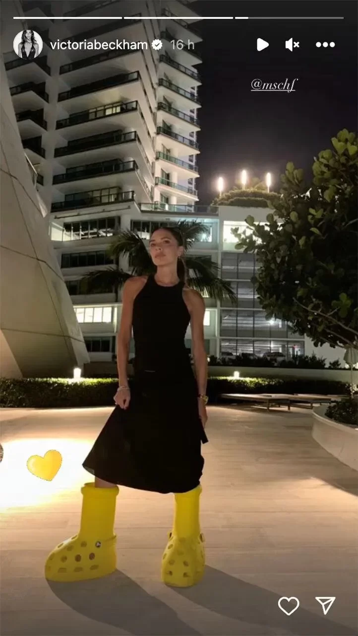 Foto: Victoria Beckham aparece com bota crocs amarela e vestido preto em seus stories (Reprodução/Instagram/@victoriabeckham)