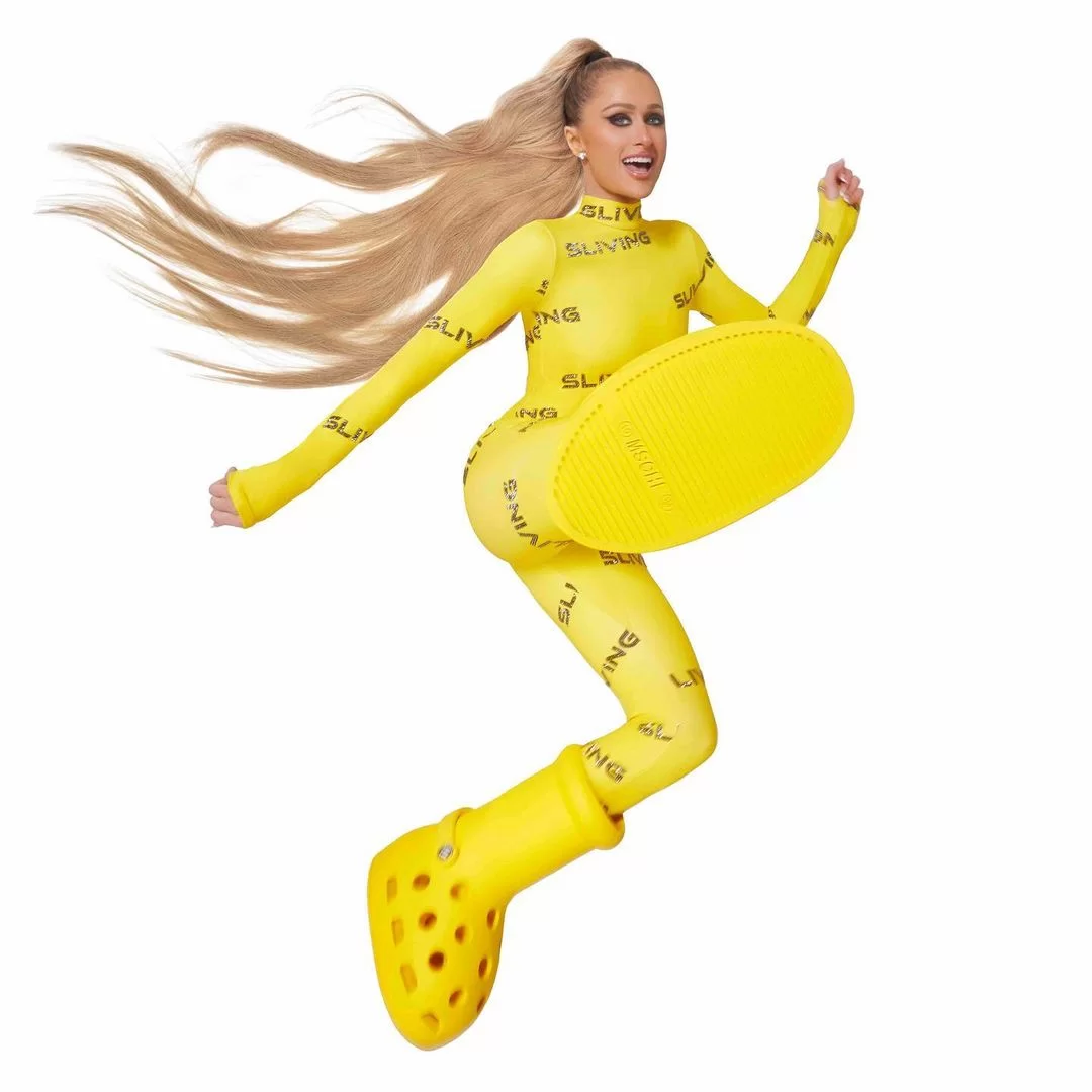 Paris Hilton inundou redes de amarelo com looks para divulgar bota Crocs (Foto: Reprodução/Instagram @MSCHF)