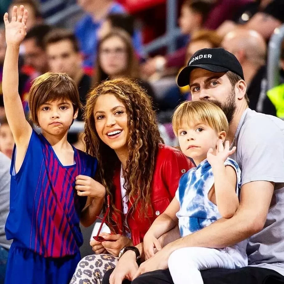 Shakira, Piqué e as crianças. (Reprodução/O Globo)