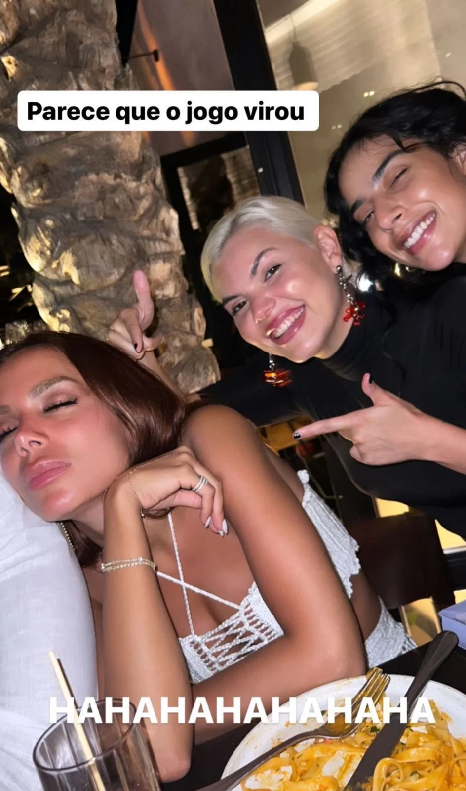 Anitta é vista dormindo durante festa (Foto: reprodução/Instagram/@lucasguedez) Lorena Bueri