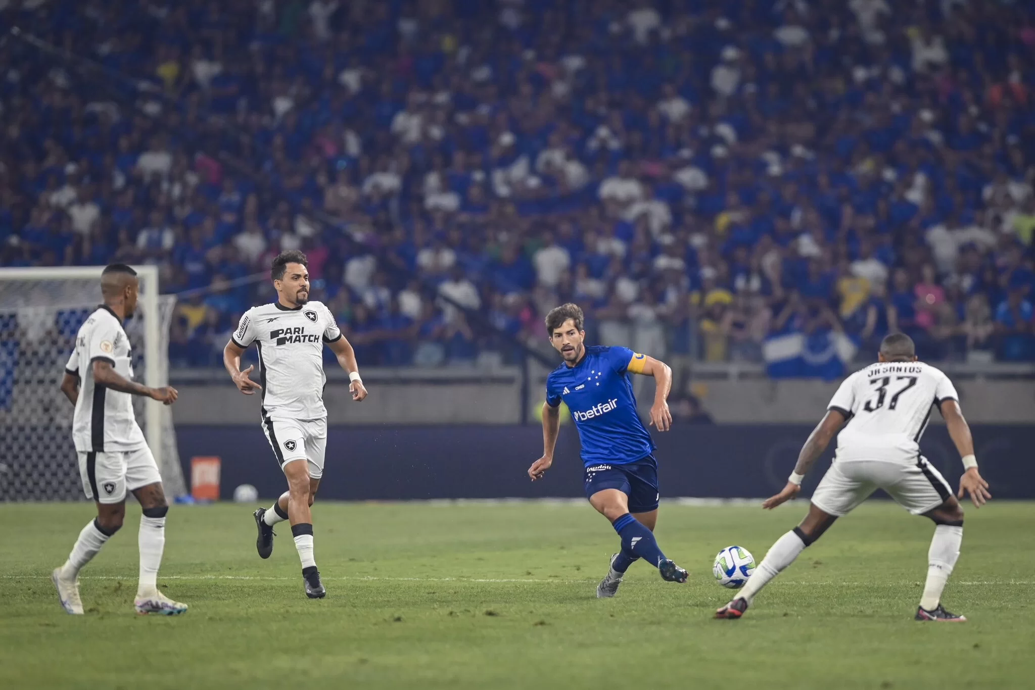 Líder Botafogo segura empate com Cruzeiro; Tiquinho se machuca e