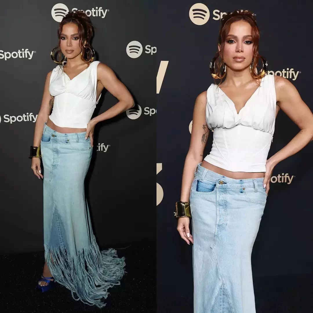 Anitta usando uma maxi saia jeans em em evento pré-Grammy