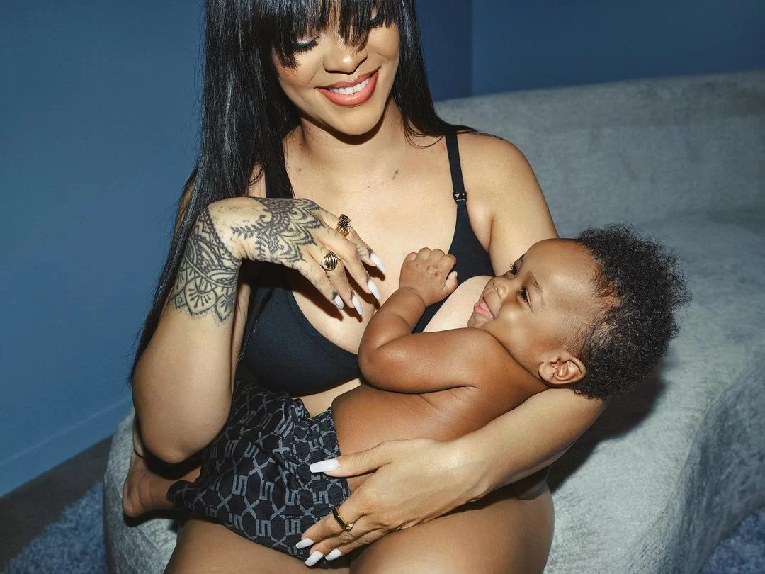 Rihanna se diverte em ensaio com filho para lançamento de coleção (Foto: Reprodução/Instagram/@savagexfenty)