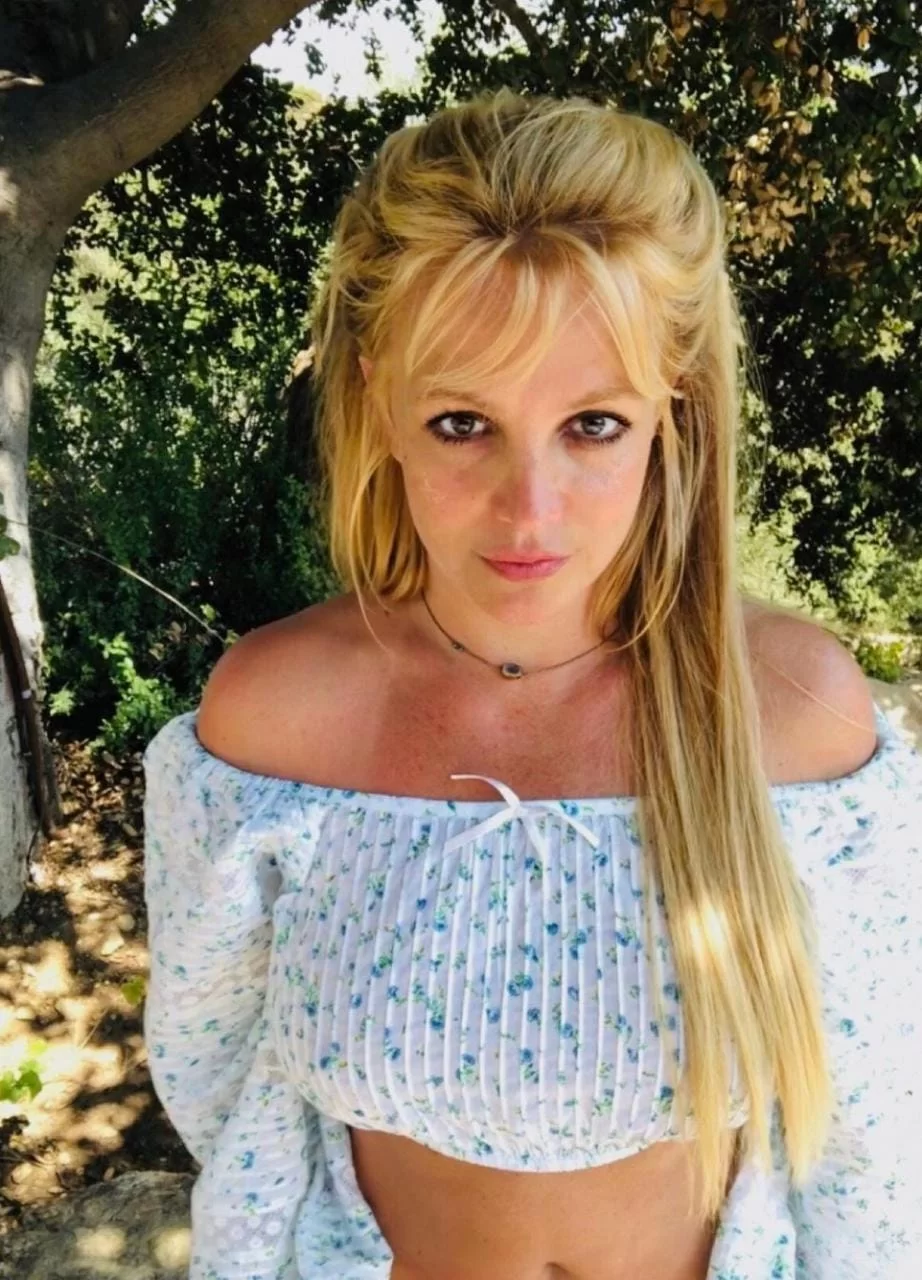 Mãe de Britney Spears rebate acusação feita pela cantora em autobiografia