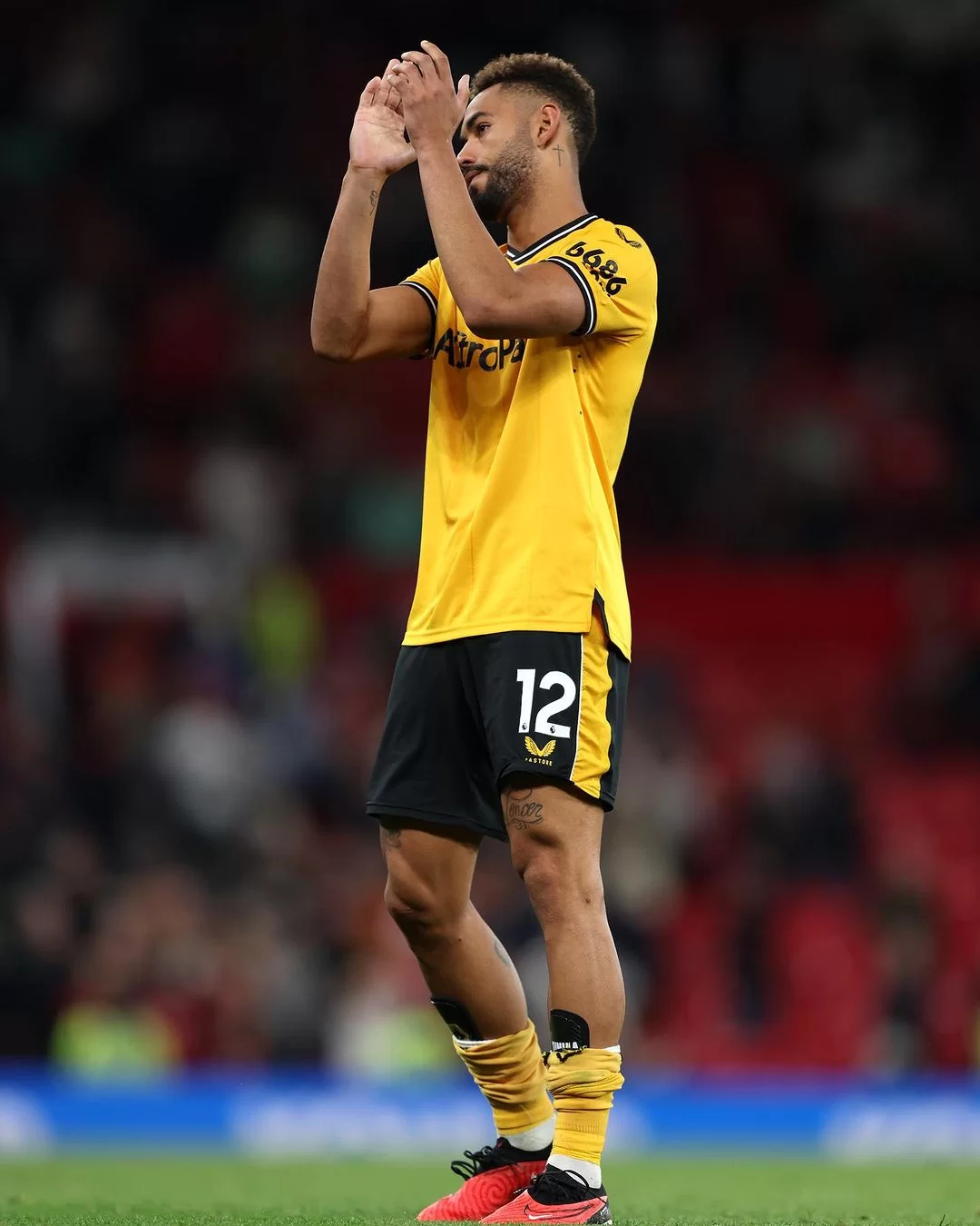 Matheus Cunha pelo Wolverhampton em confronto contra o Manchester United