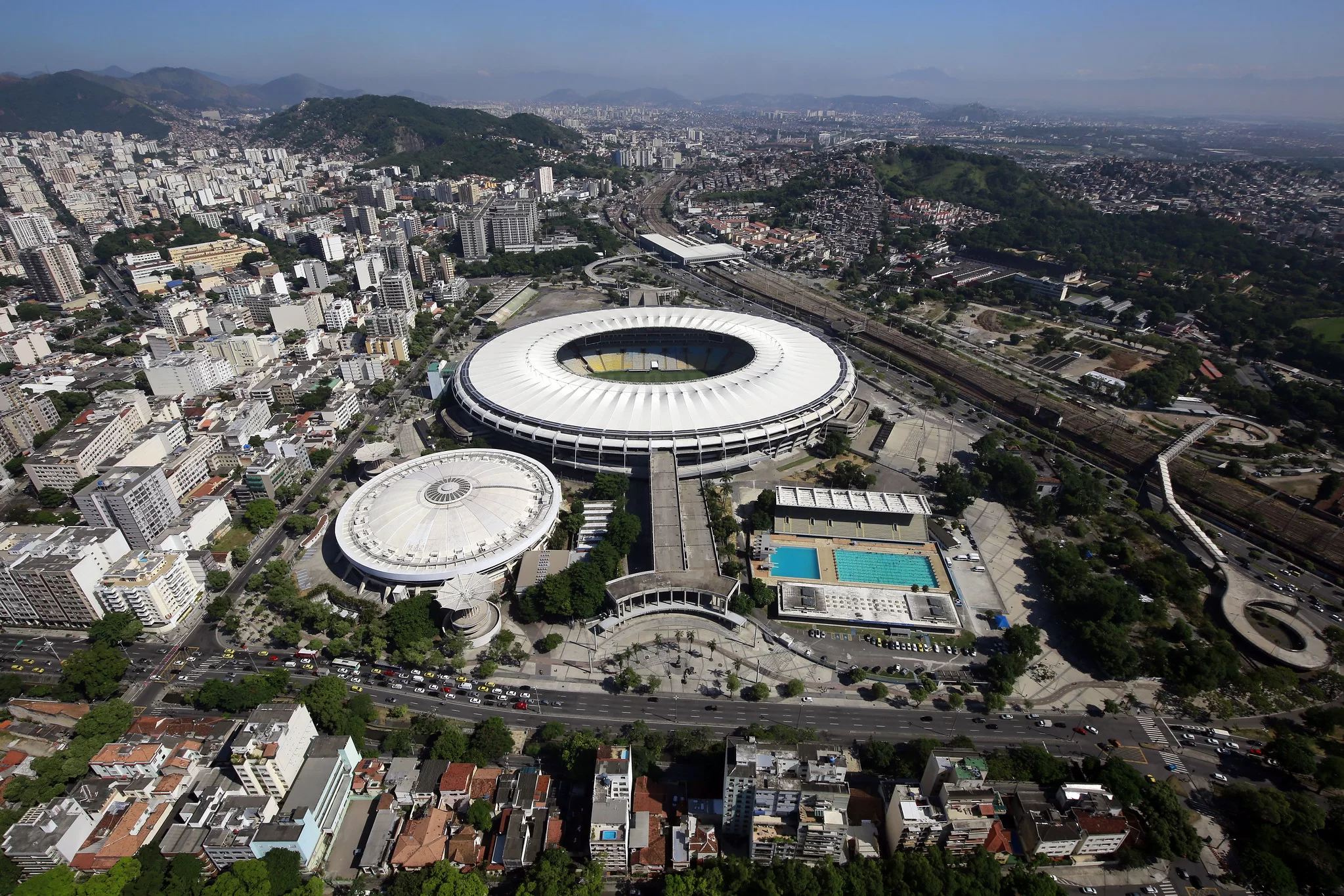 Maracanã vista sob o alto e o centro urbano ao seu redor