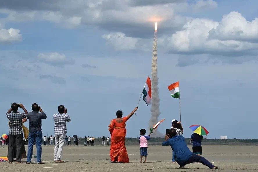 População celebrando o lançamento da Chandrayaan-3