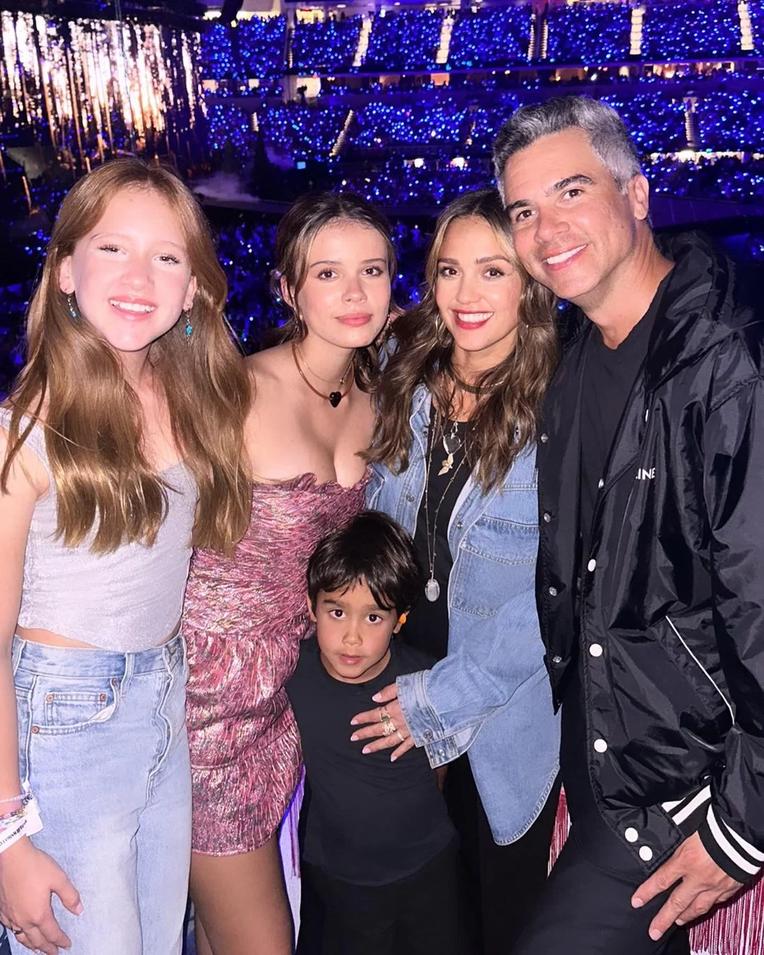 Jessica Alba com marido Cash Warren e seus três filhos
