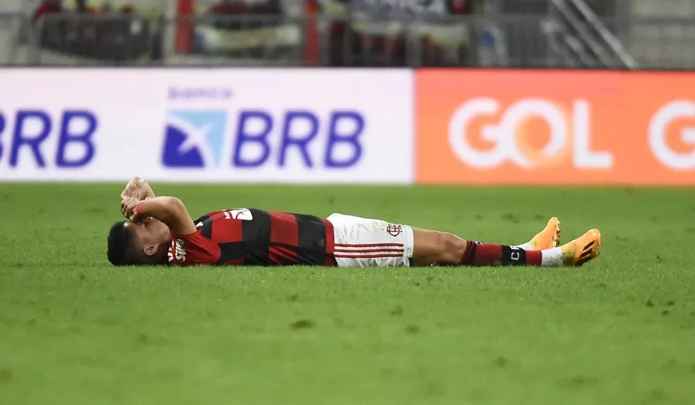 Luiz Araújo deitado no gramado após lesão