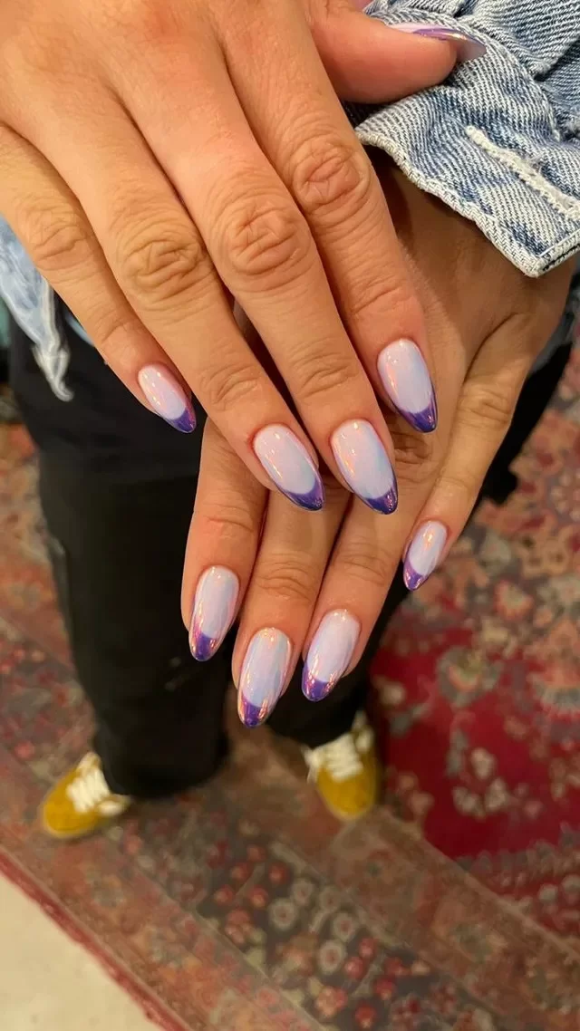 Estética lilac moon nails. Reprodução/Instagram @robertamunis