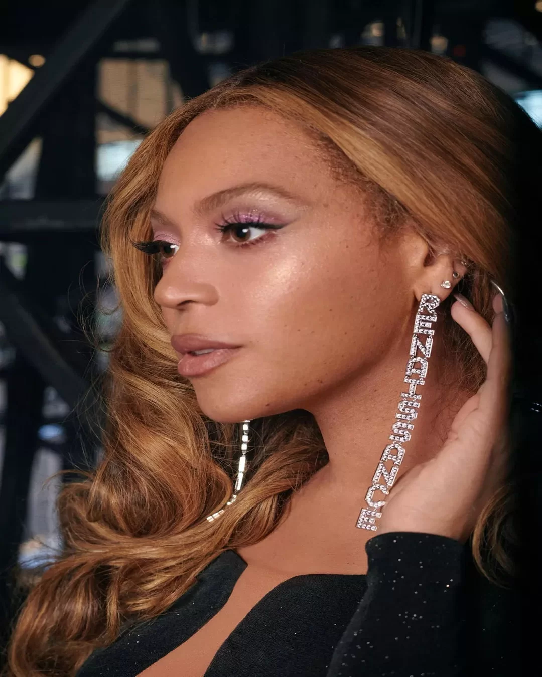 Beyoncé usa brincos 