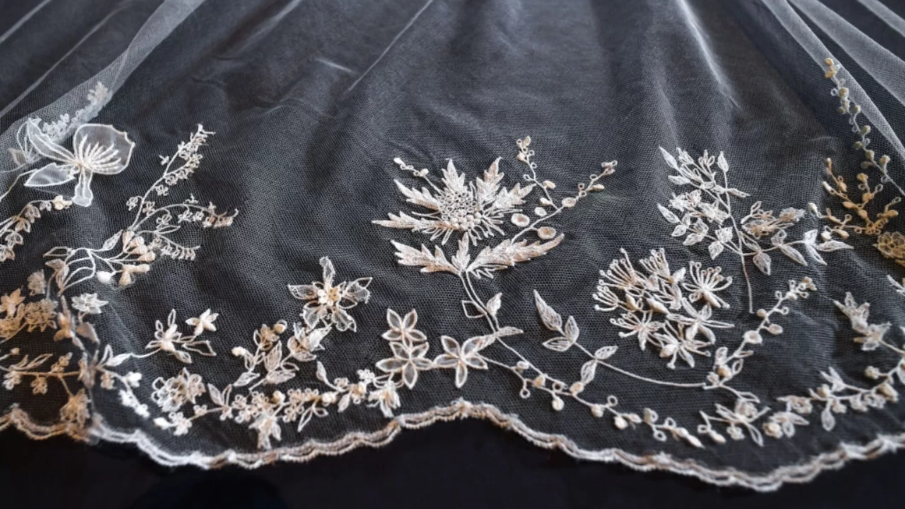 Detalhes do bordado manual de flores no véu do vestido de noiva de Meghan Markle
