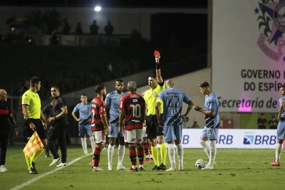 Gabigol tomando cartão vermelho em jogo contra Athletico-PR