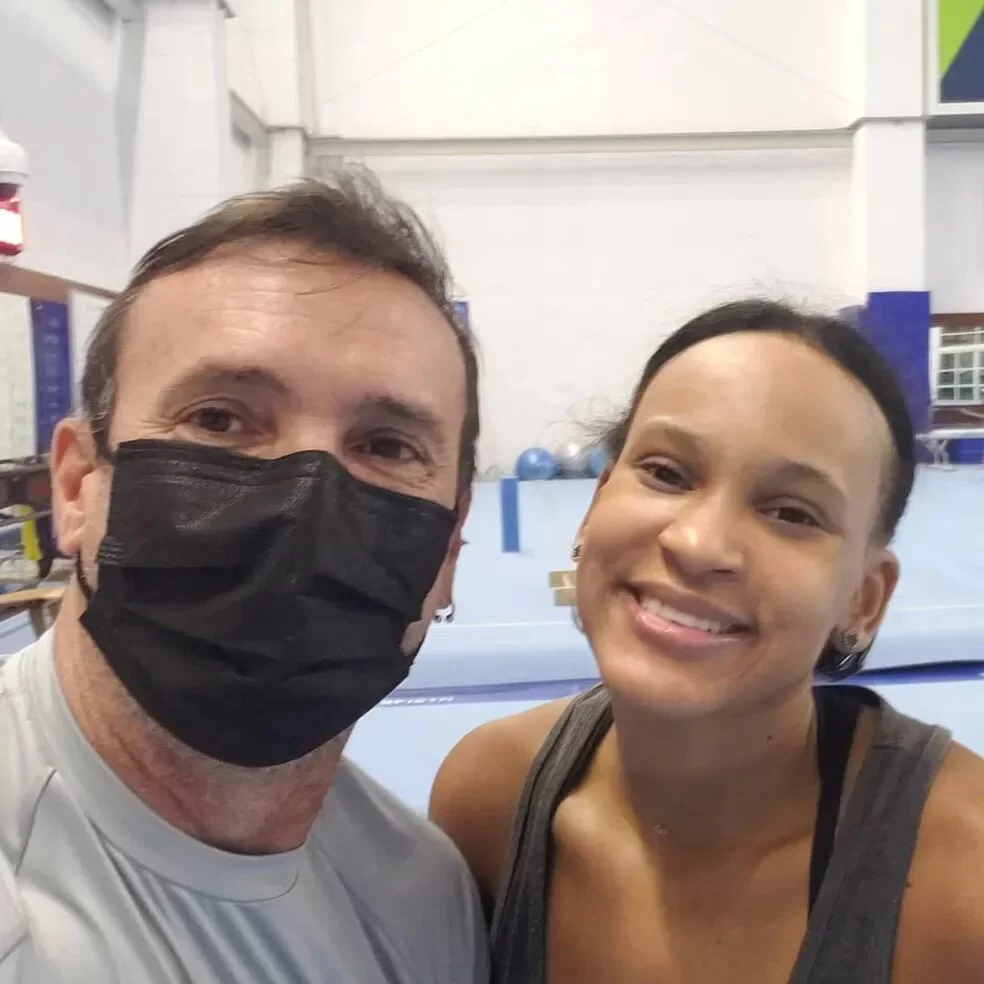 Rhony Ferreira e Rebeca Andrade nos treinos. Reprodução/Instagram/@RhonyFerreira