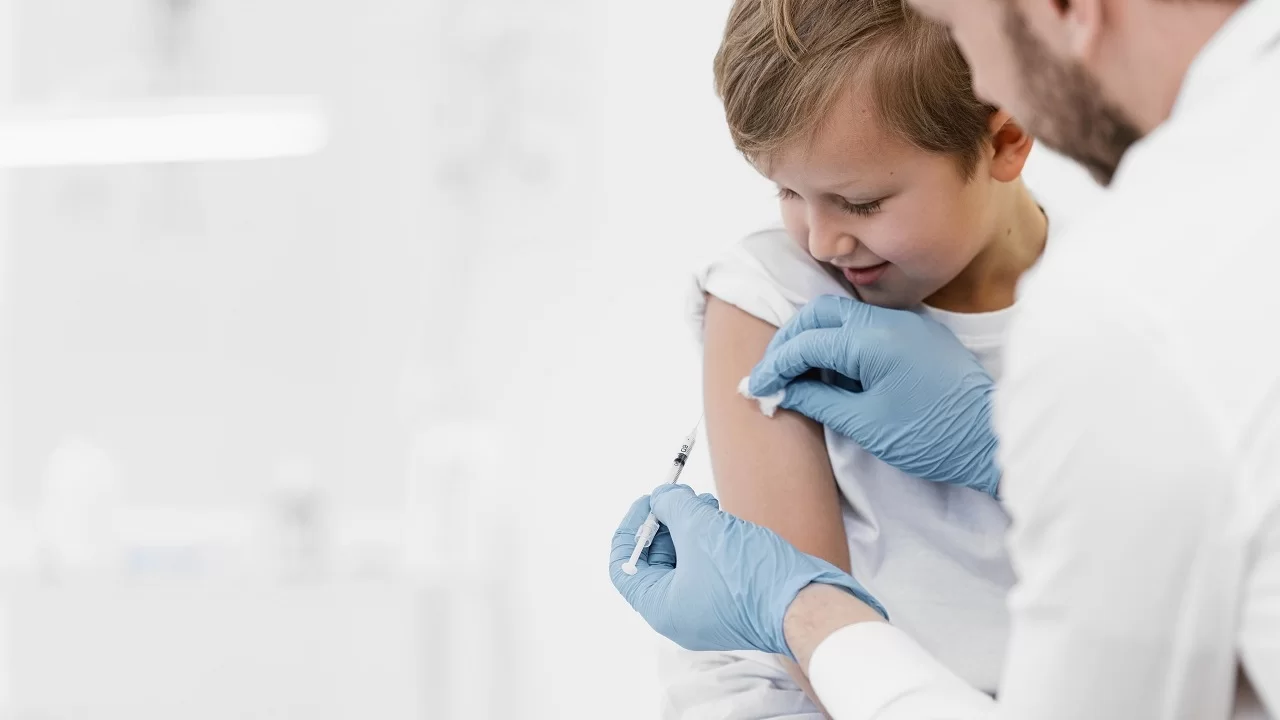 crianças recebendo vacina