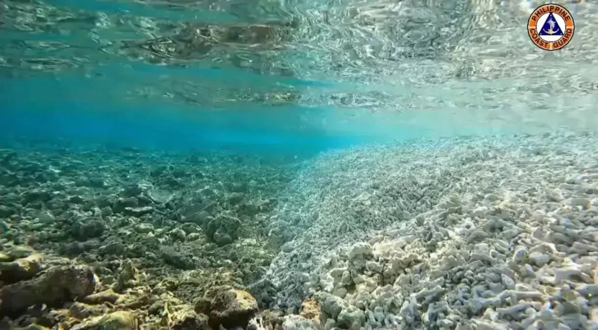 Fragmentos de corais branqueados se acumularam ao redor do recife Rozul (Iroquois), de acordo com a Guarda Costeira das Filipina.
