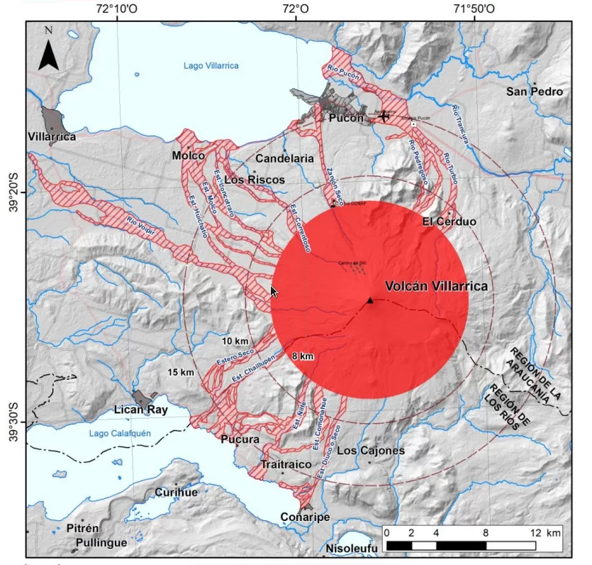 Imagem do SERNAGEOMIN mostra área vermelha, que indica possível afetação por lava, lahars e piroclásticos do tipo balístico no entorno do vulcão Villarrica, no Chile