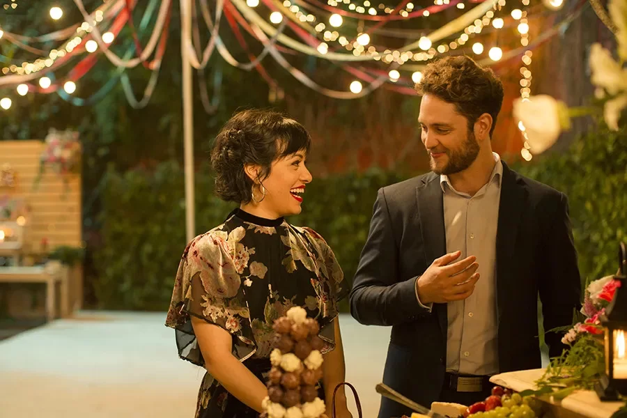 Christopher von Uckermann e Gisela Ponce de León como Santiago e María Fe na produção da Netflix 