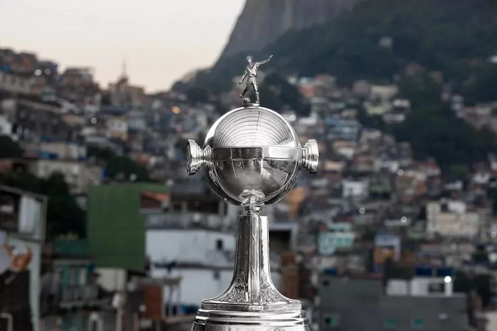 Taça da Libertadores em ação especial, visitando comunidades no Rio de Janeiro