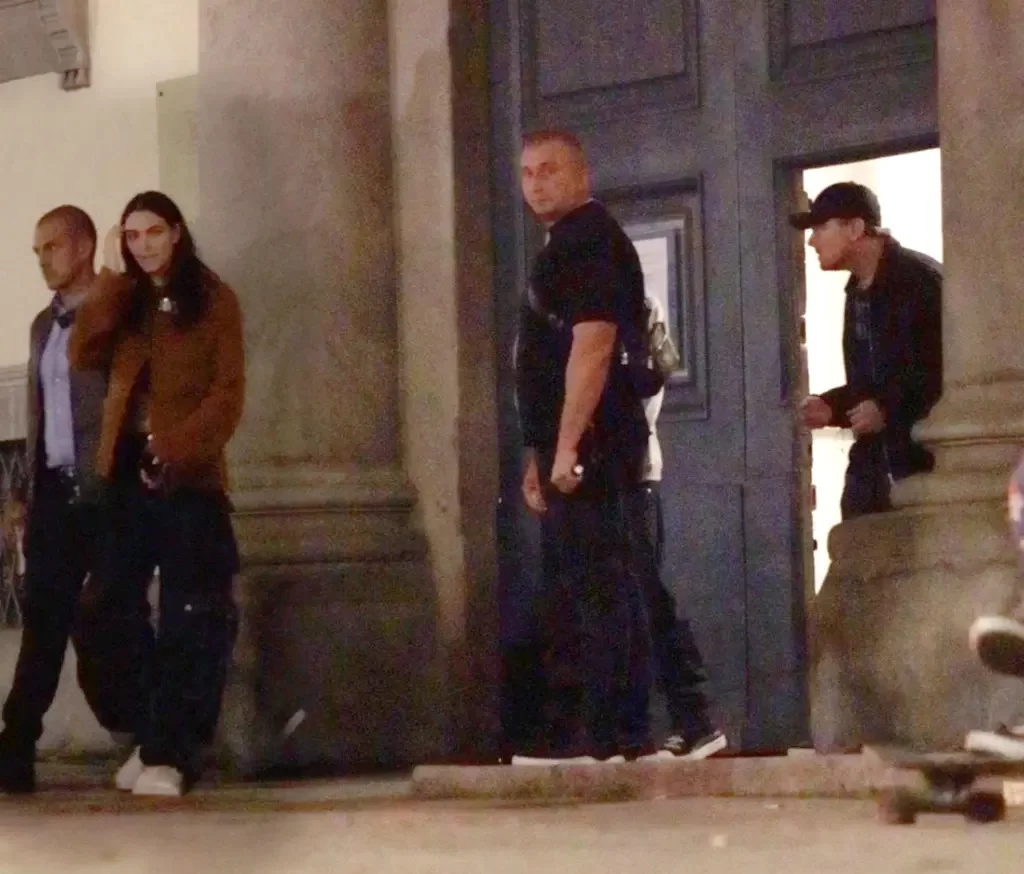 Foto: Leonardo Dicaprio, a mãe do ator e a namorada são vistos saindo do museu