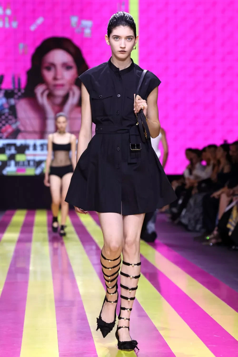 Modelo da Dior desfila com sandálias Gladiadora