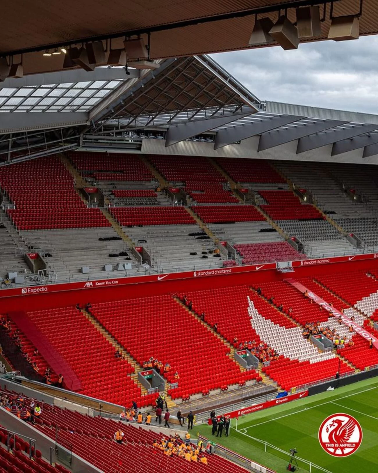Donos do Liverpool vendem parte do clube por valor bilionário
