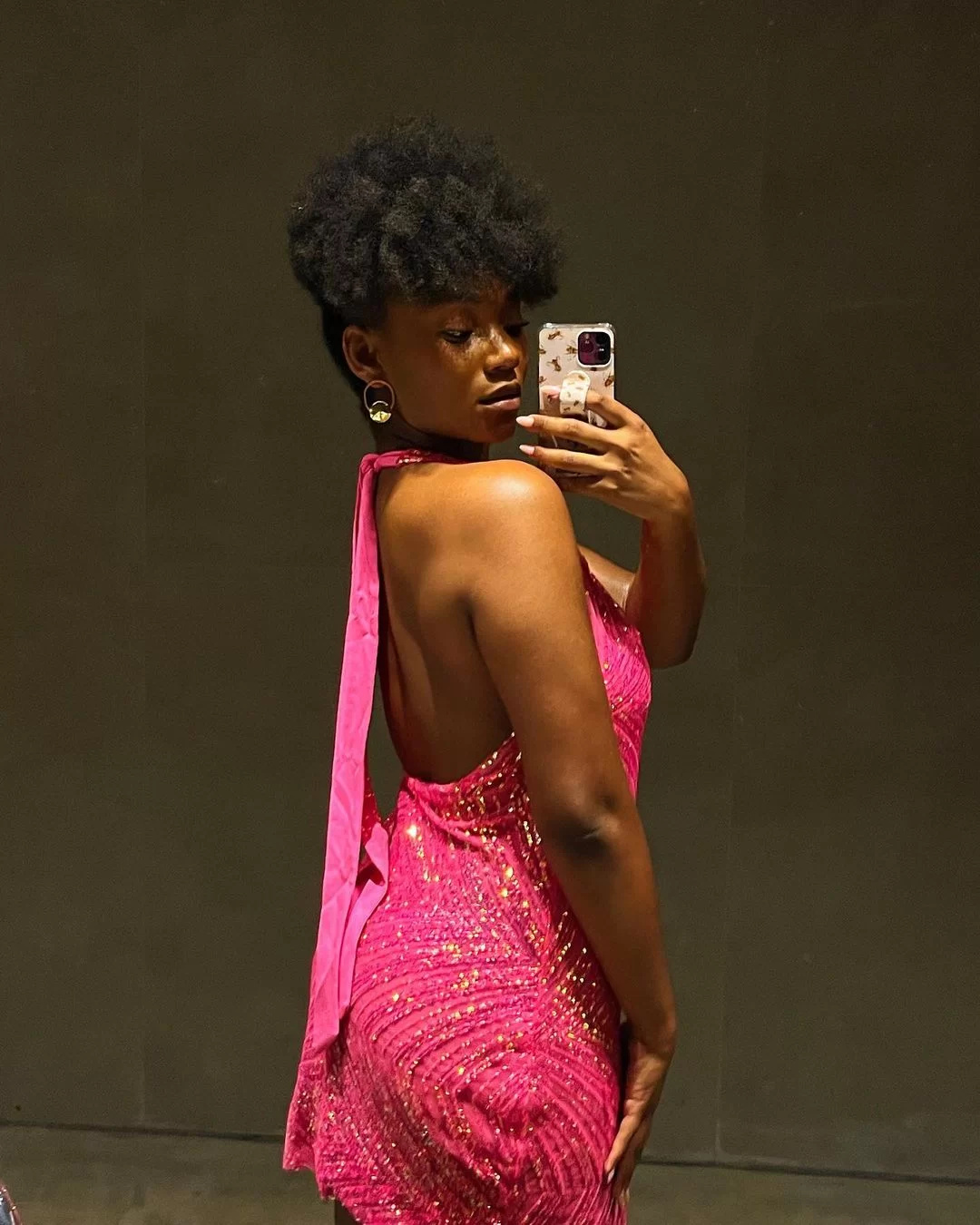 Stella Chidozie em um vestido rosa e decote nas costas. (Foto: reprodução/Instagram/@stellachidozie) Lorena Bueri