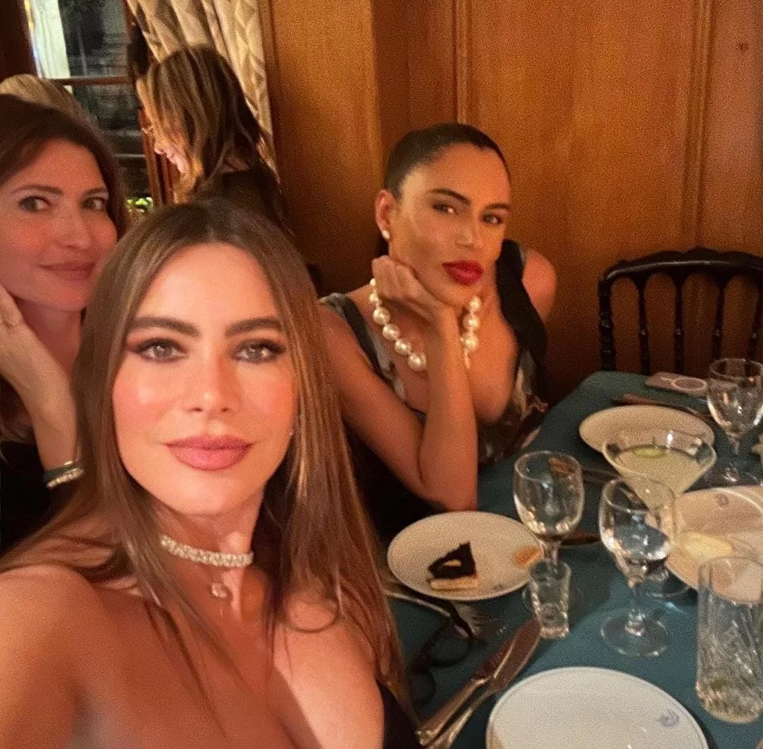 Sofia Vergara curte noite em Paris ao lado de famosas brasileiras