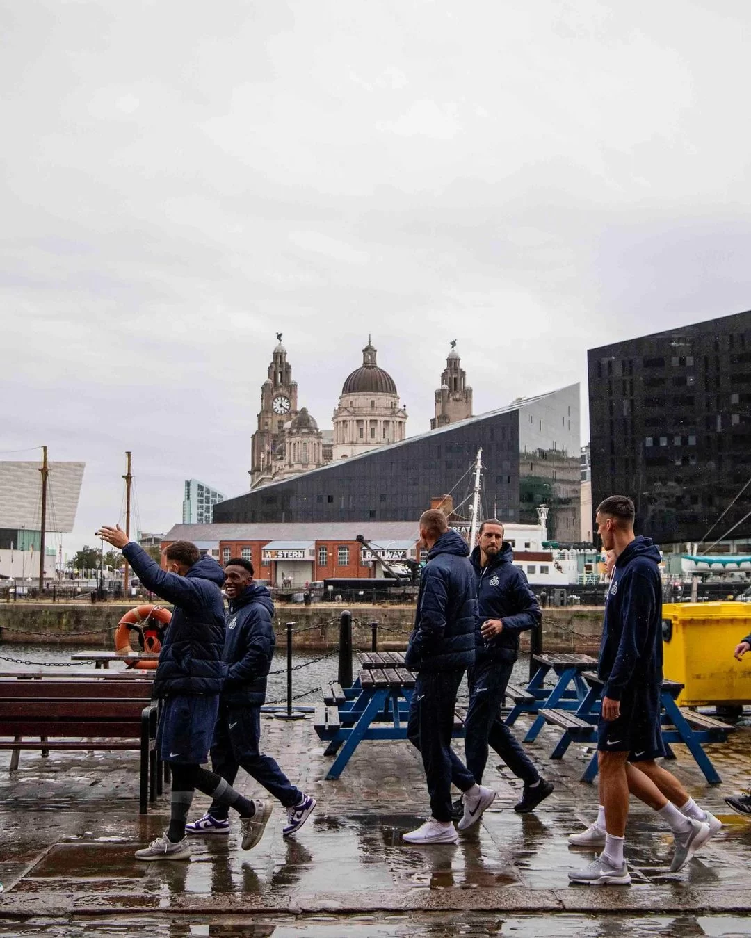 Jogadores do Saint-Gilloise em passeio pelas ruas de Liverpool