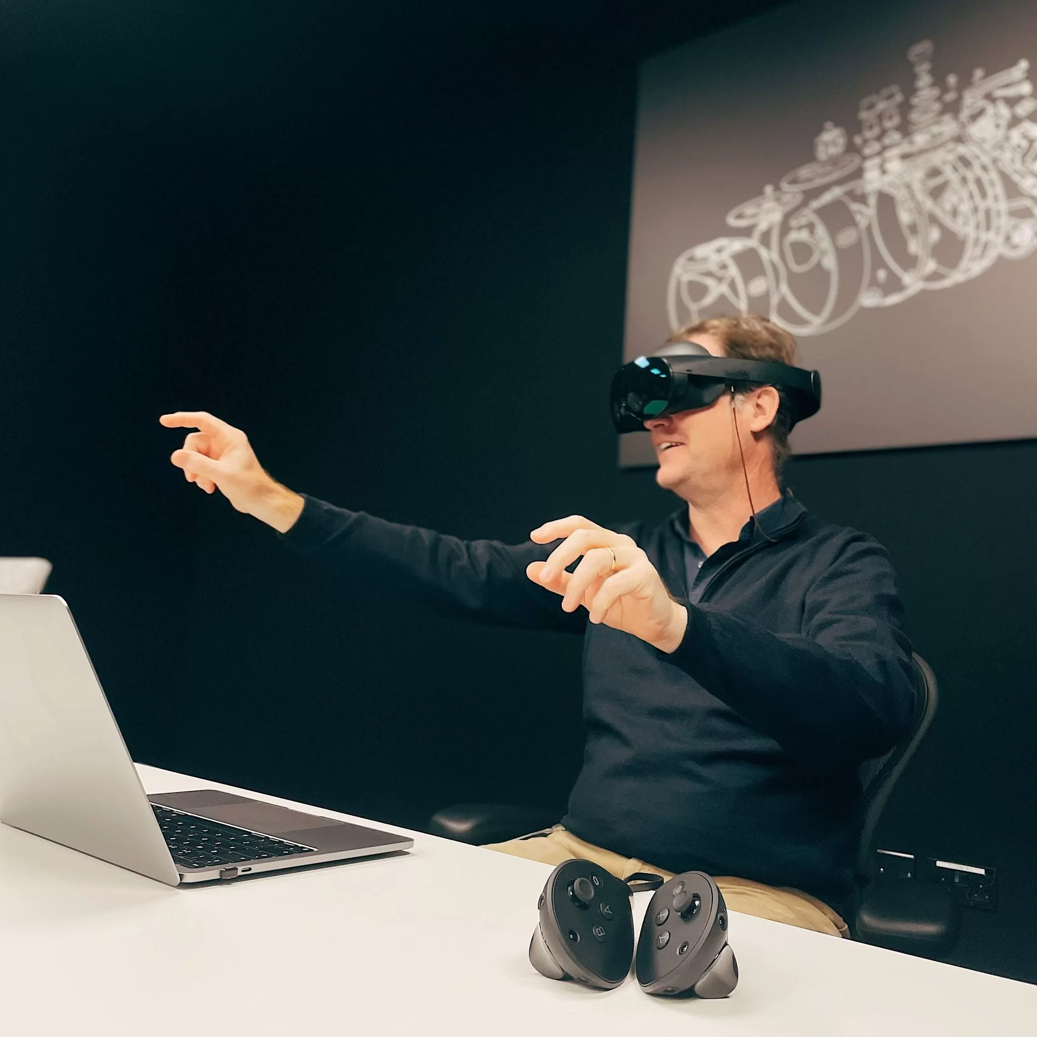 O presidente da Meta, Nick Clegg, usando um dos óculos de realidade virtual da empresa no Meta Connect