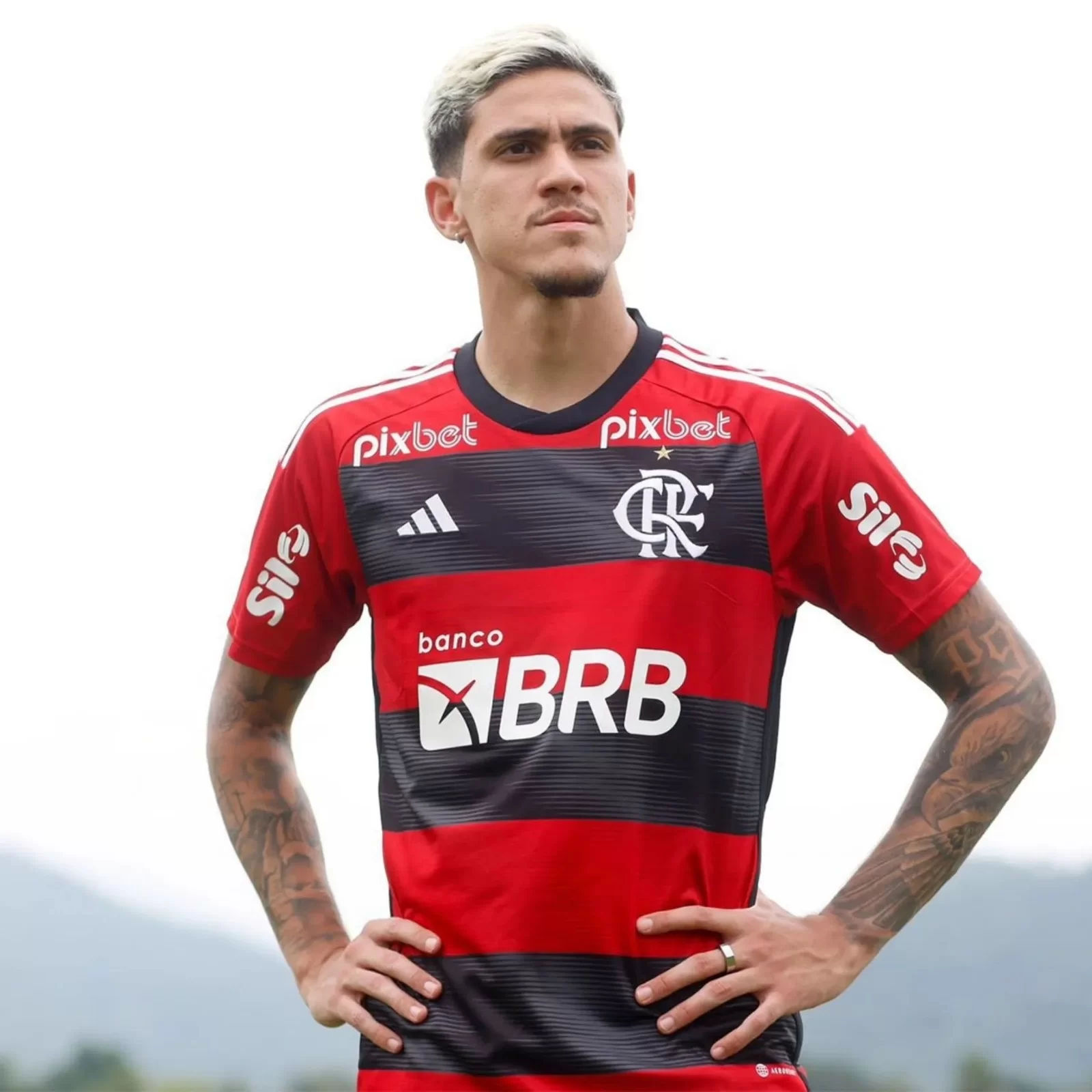 Pedro com camisa do Flamengo que estampa patrocinadoras