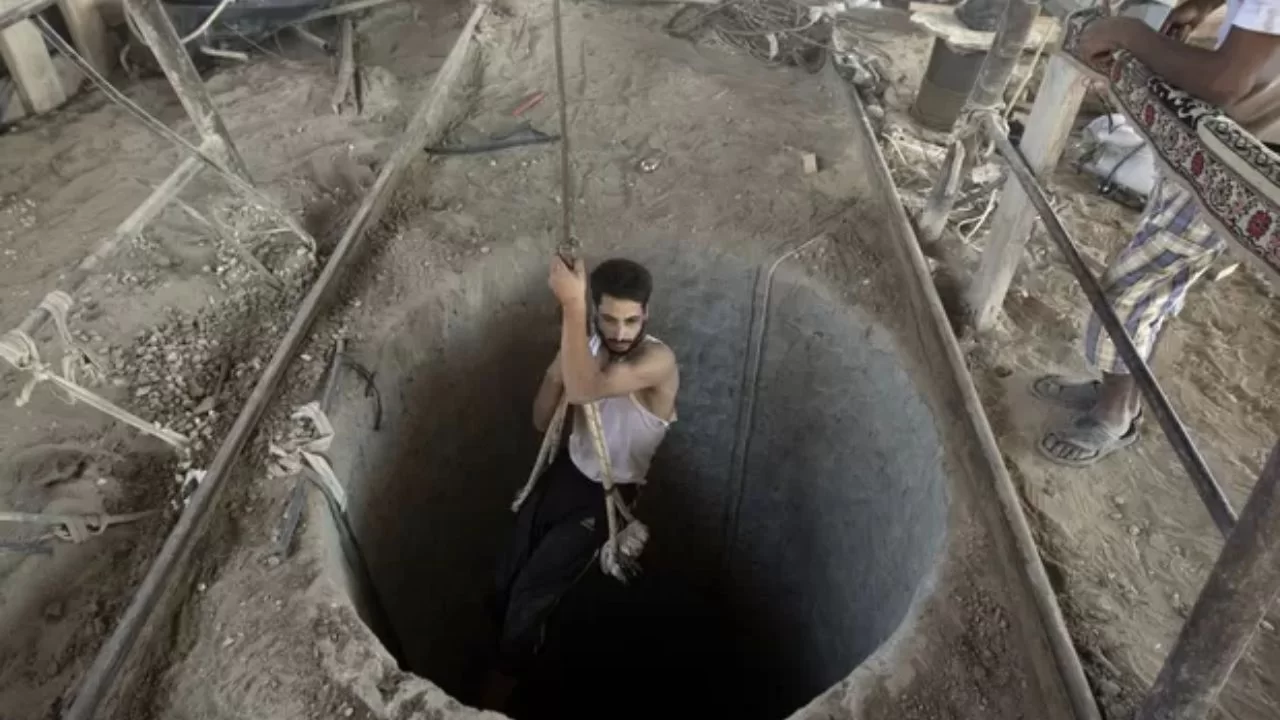 Palestino em túnel da Faixa de Gaza.